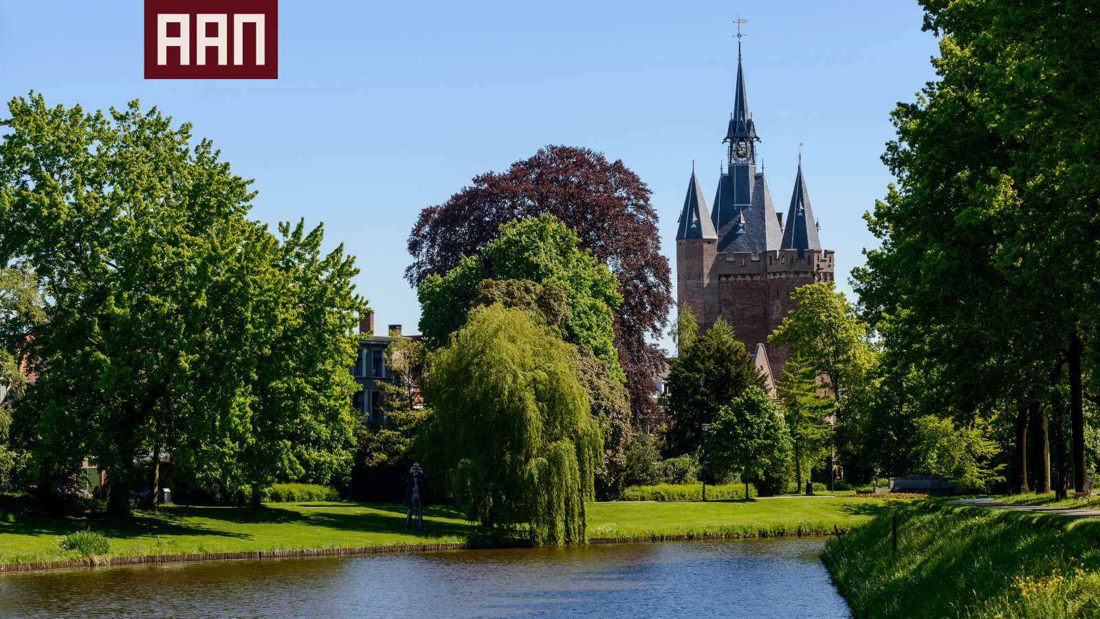 De vijver in Zwolle met de Sassenpoort op de achtergrond.